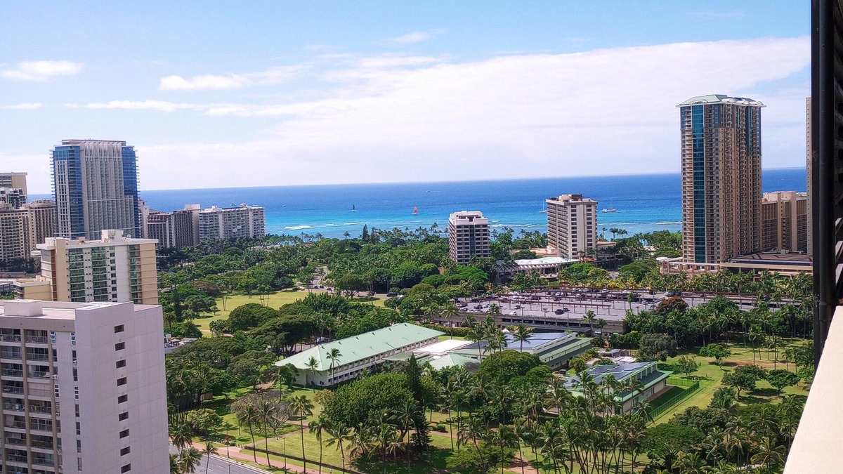 Waikiki Condo | Ocean view Cozy studio condo with gym, AC and kitchenette in Waikiki