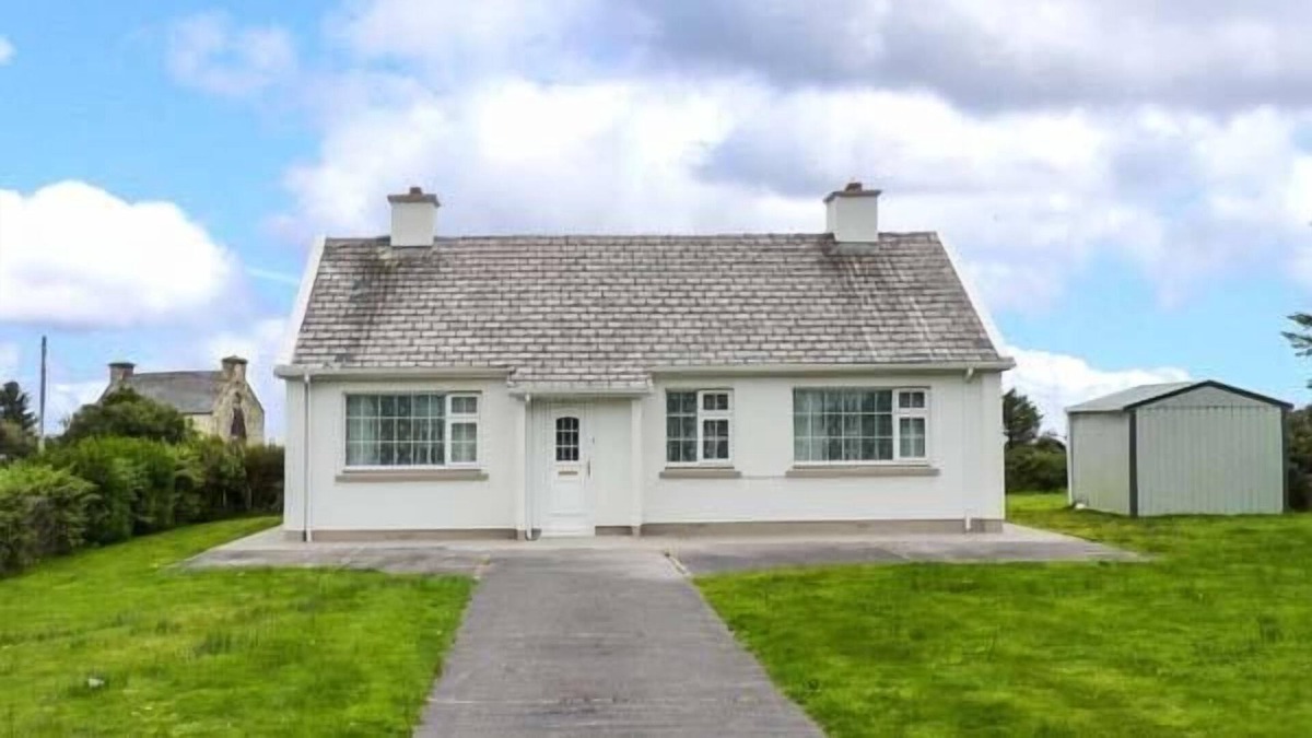 Ballinskelligs Cottage | OCEAN VIEW, family friendly in Ballinskelligs, County Kerry