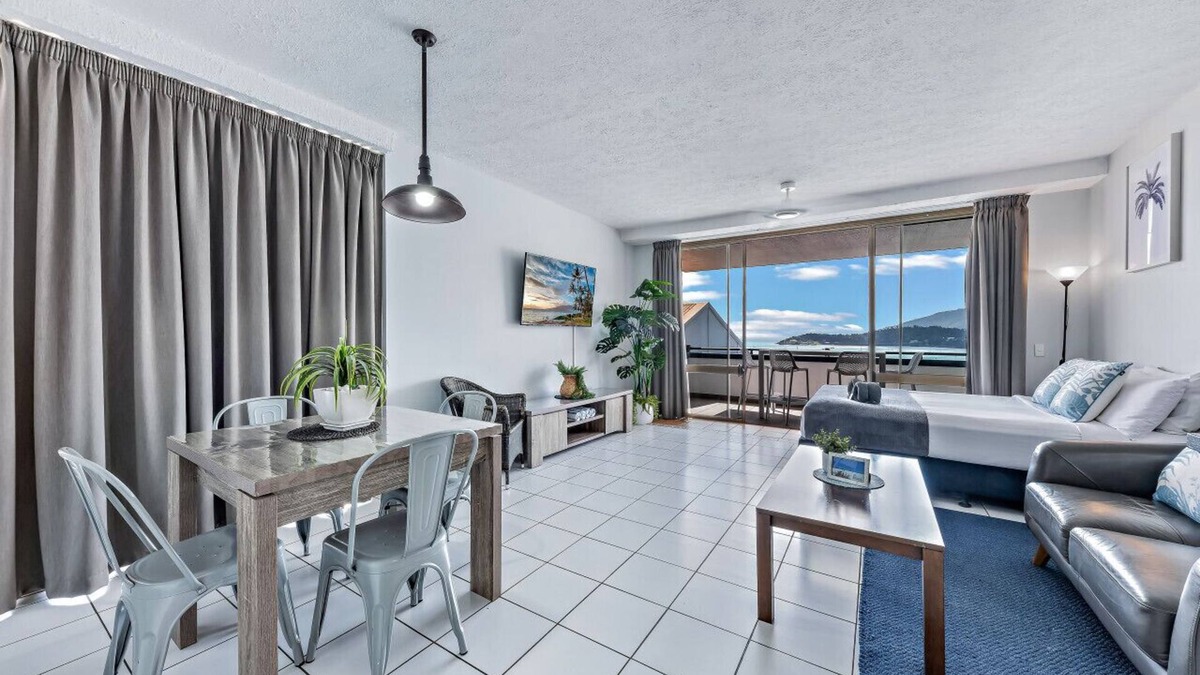 Airlie Beach Apartment | Ocean view family friendly walking distance to town WI-FI