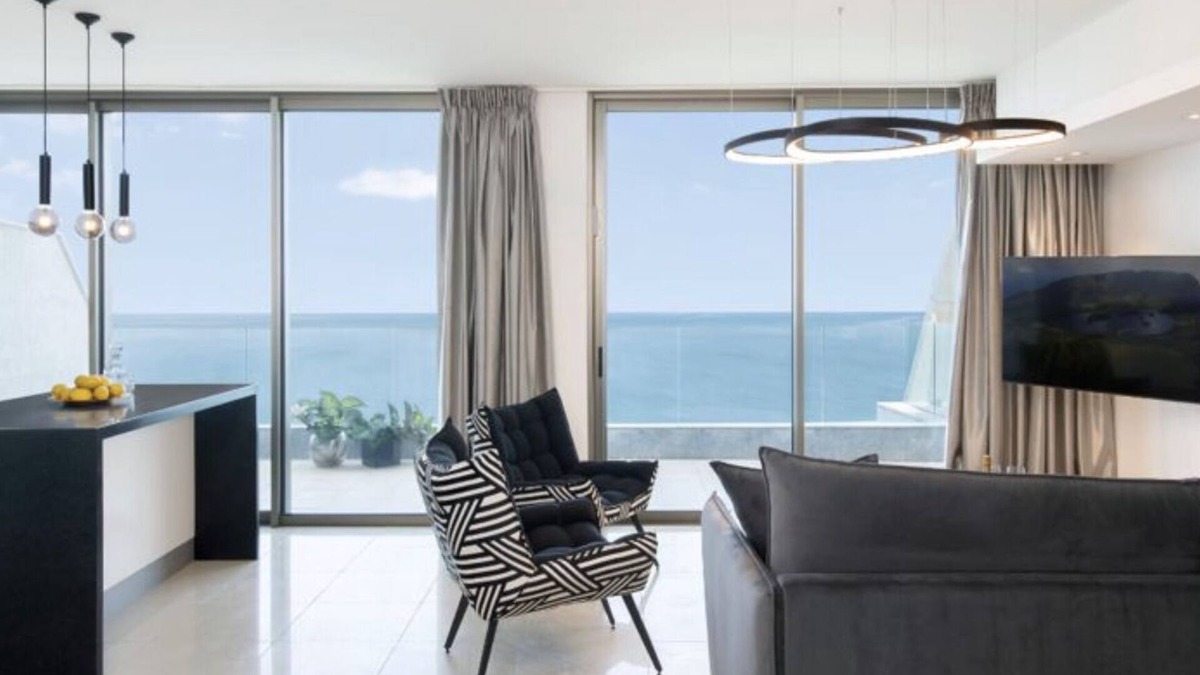 Netanya Apartment | Ocean view mini penthouse on the 30th floor