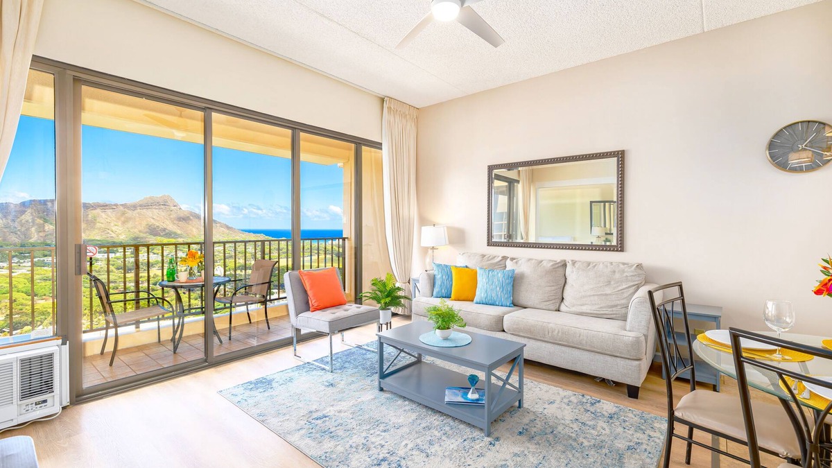Western Honolulu Condo | Ocean View Oasis with Free Parking: A Waikiki Gem!