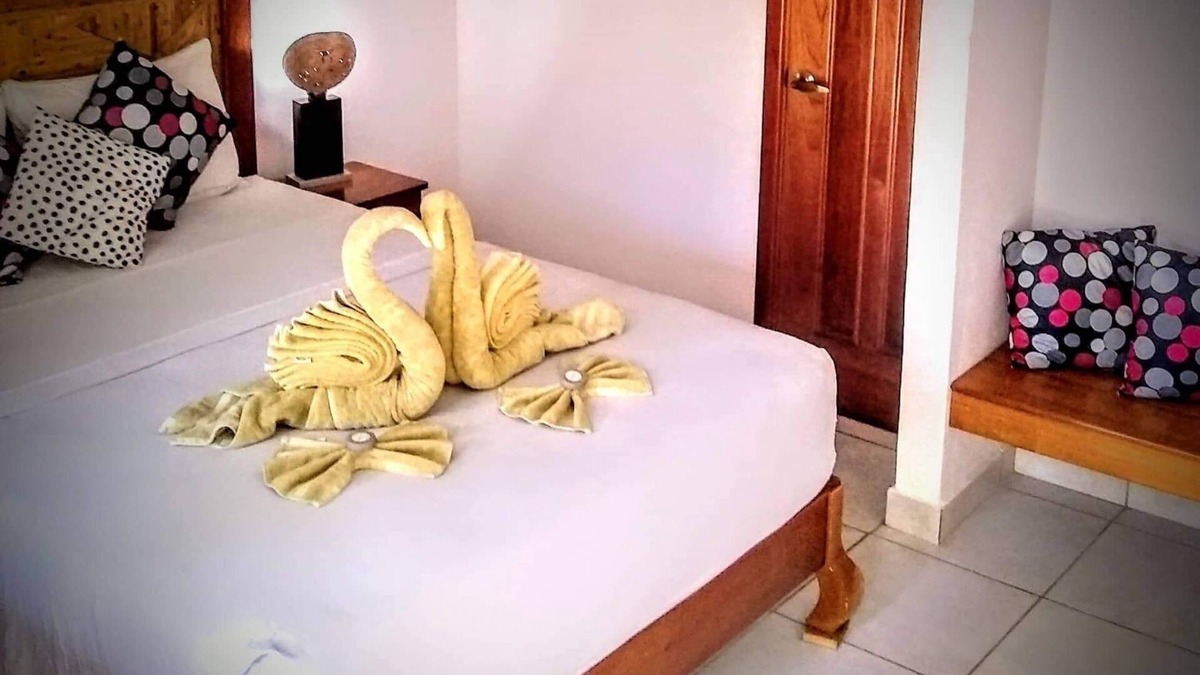 Isla Solarte Bed & Breakfast | Ocean view queen suit with private bathroom