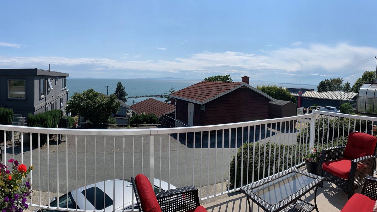 White Rock Apartment | Ocean view quiet modern and cozy. Close to the beach.