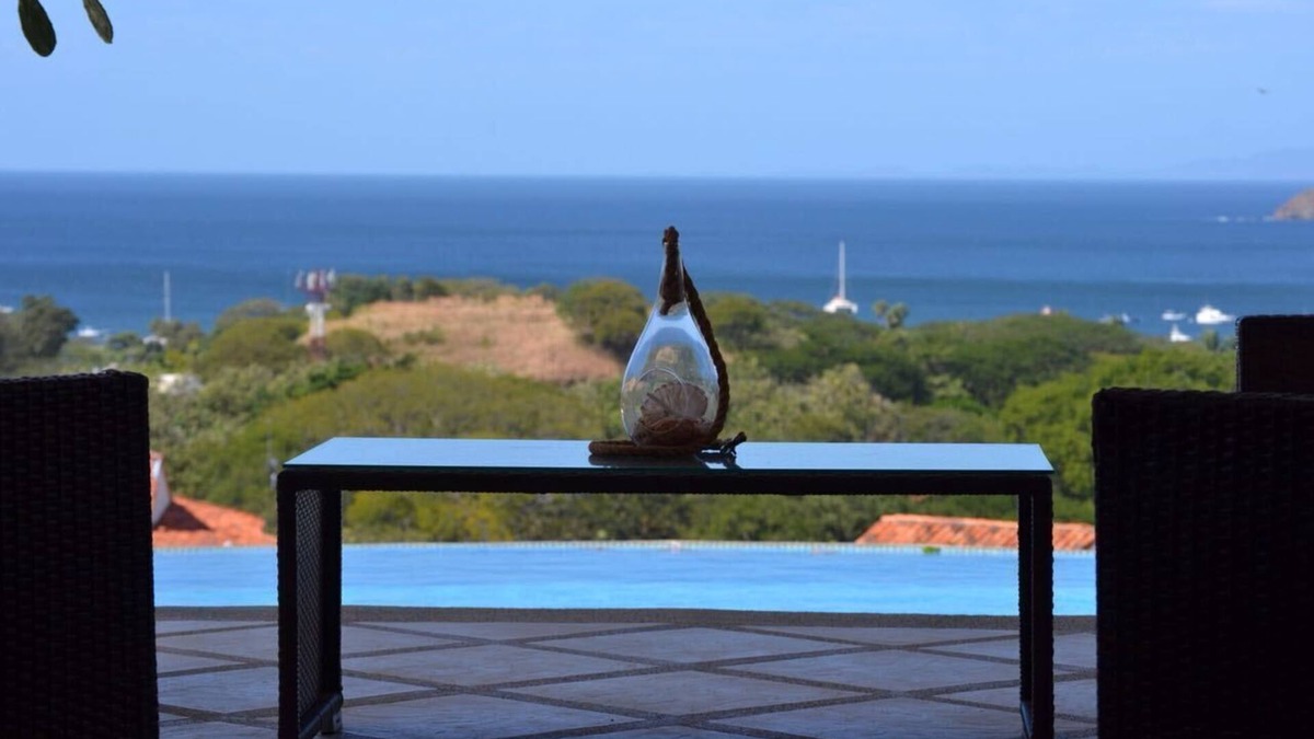 Coco House | Ocean View Single Story House with Private Infinity Pool. 10 min walk to Beach