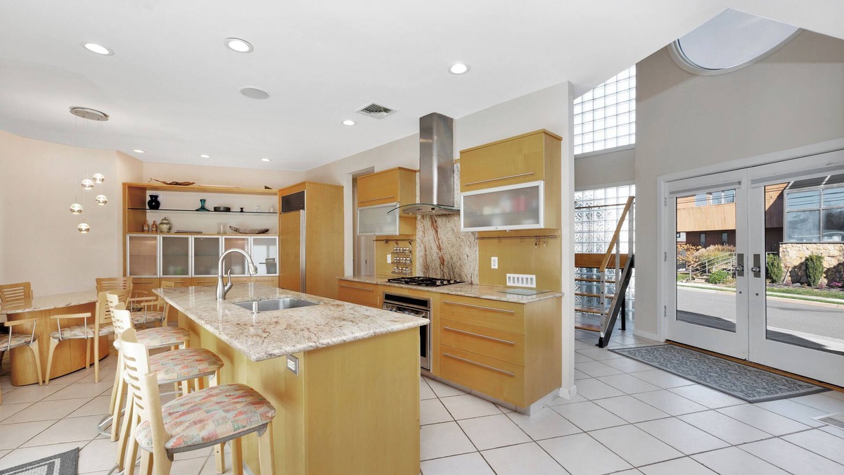 Lido Beach Villa | Ocean view Spacious 5-bedroom villa with heated pool jacuzzi & private beach