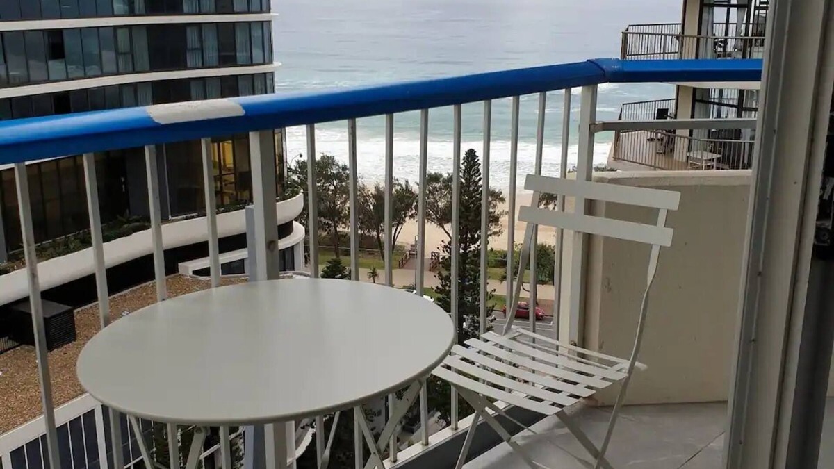 Gold Coast House | Ocean view unit, close to Surfers Paradise beach