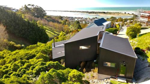 Redcliffs House | Ocean Views at Rapanui Lodge- 4BR Gem with Parking