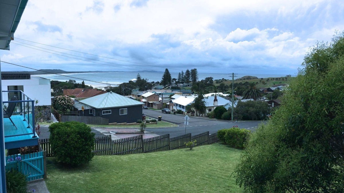 Crescent Head House | OCEAN VIEWS & CLOSE TO SHOPS & CAFES