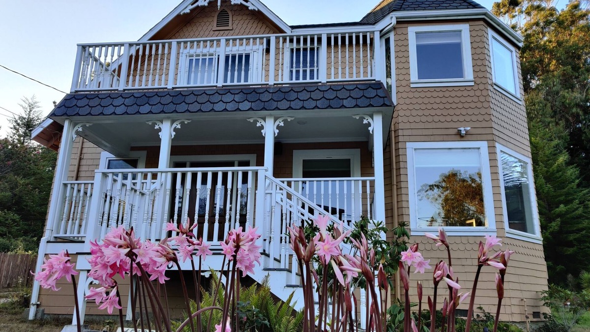 Little River House | OCEAN VIEWS - Gourmet Kitchen - BEACH ACCESS - Short Walk - Sleeps 4