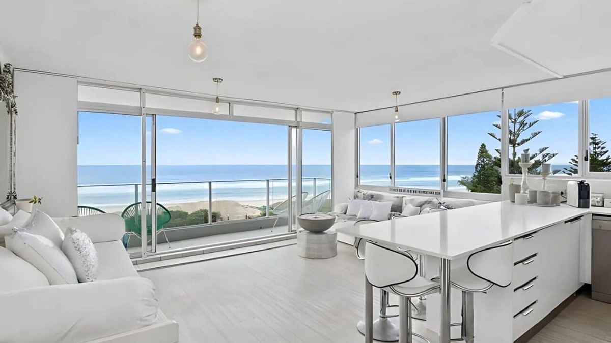 Main Beach Resort | Ocean Views in the Gold Coast w/Pool and Balcony
