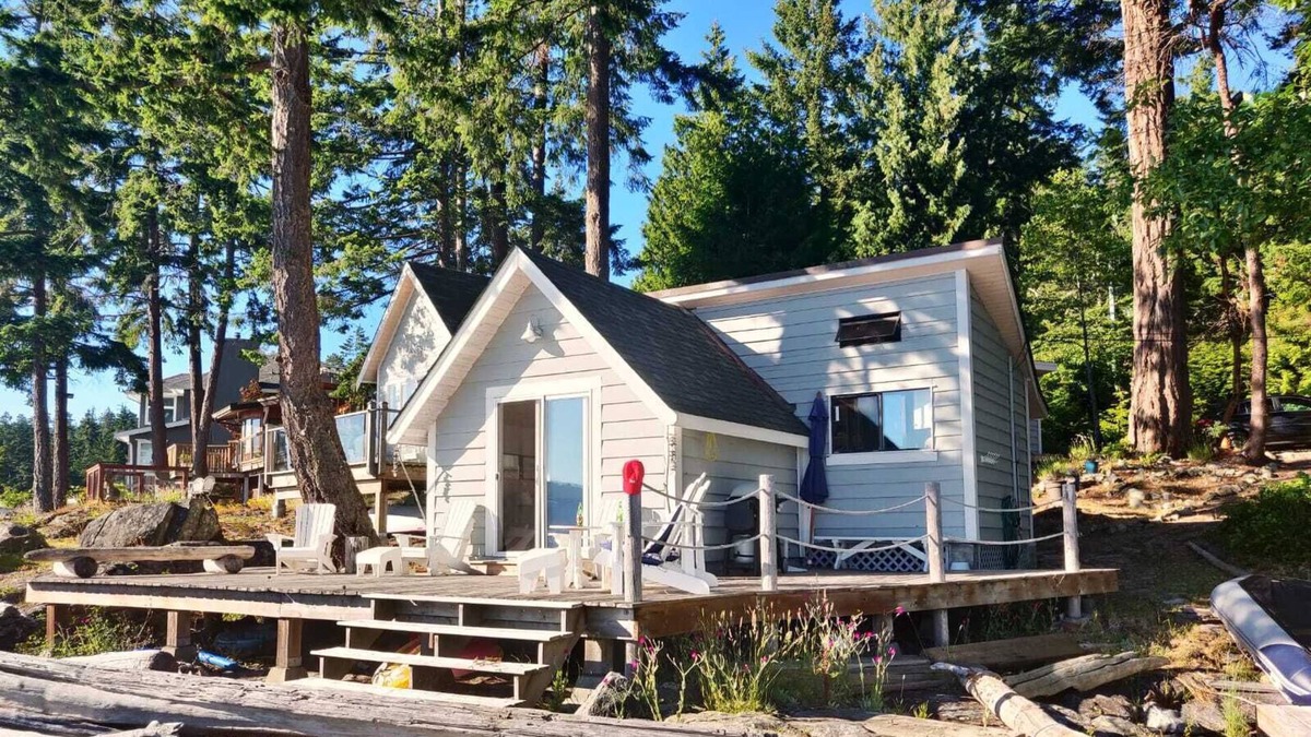 Halfmoon Bay Cabin | Ocean Waterfront in Halfmoon Bay, BC - long-term rental - minimum 1 month