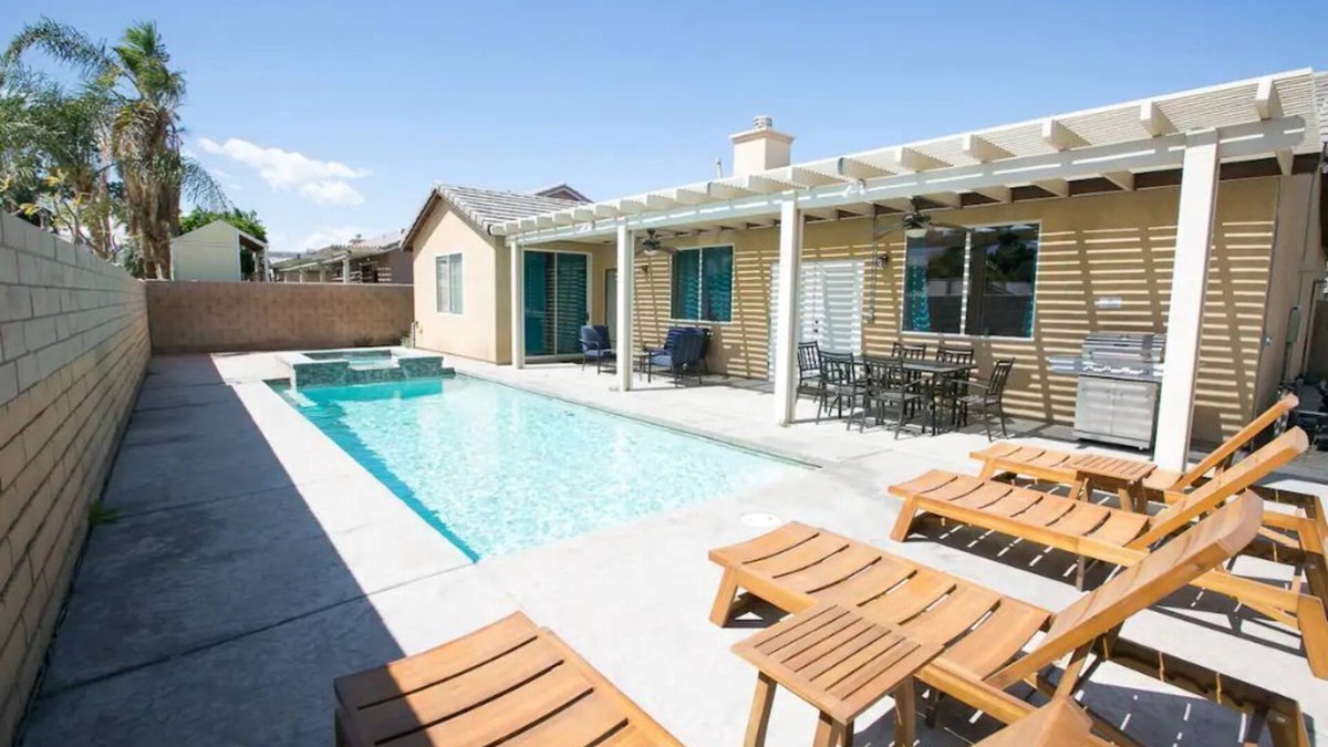 Hollister House | Oceana House Pool 2300SF 5B3B close to everything