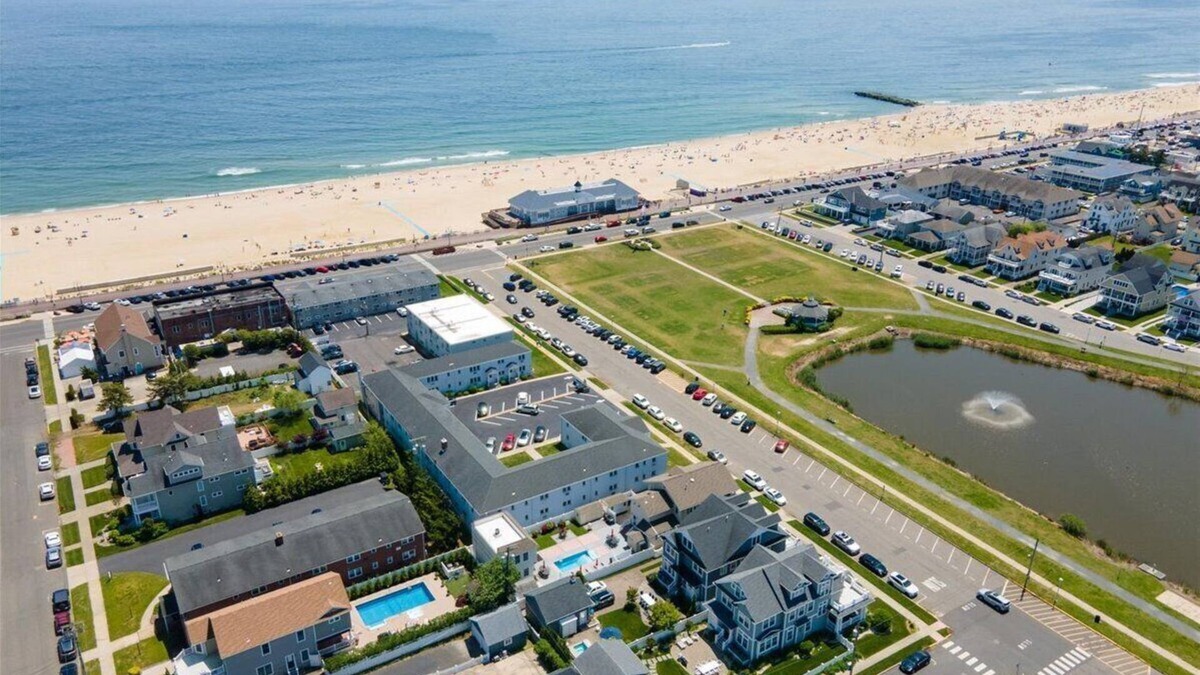 Wall House | Oceanblock 2-bedroom beach house in Belmar with pool, AC, WiFi.