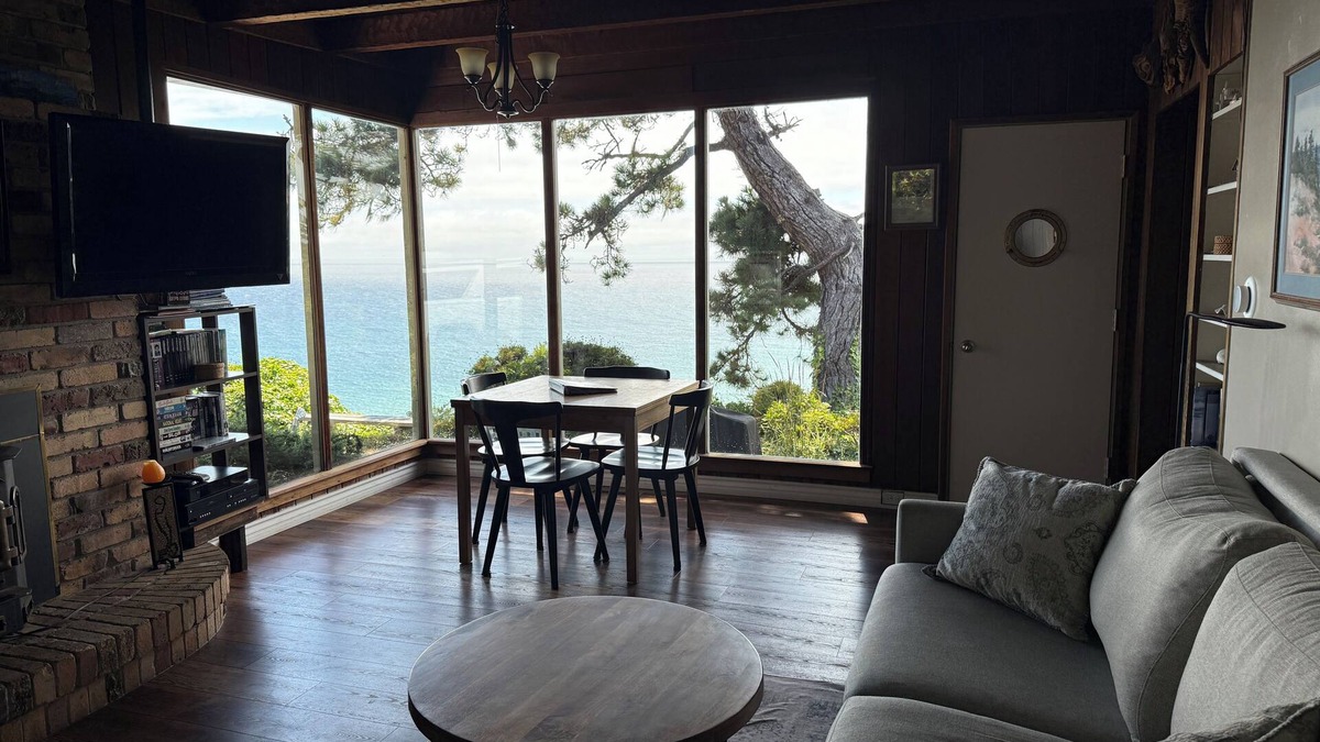 Gualala House | Oceanfront 1+ Bedroom Coastal Retreat with hot tub