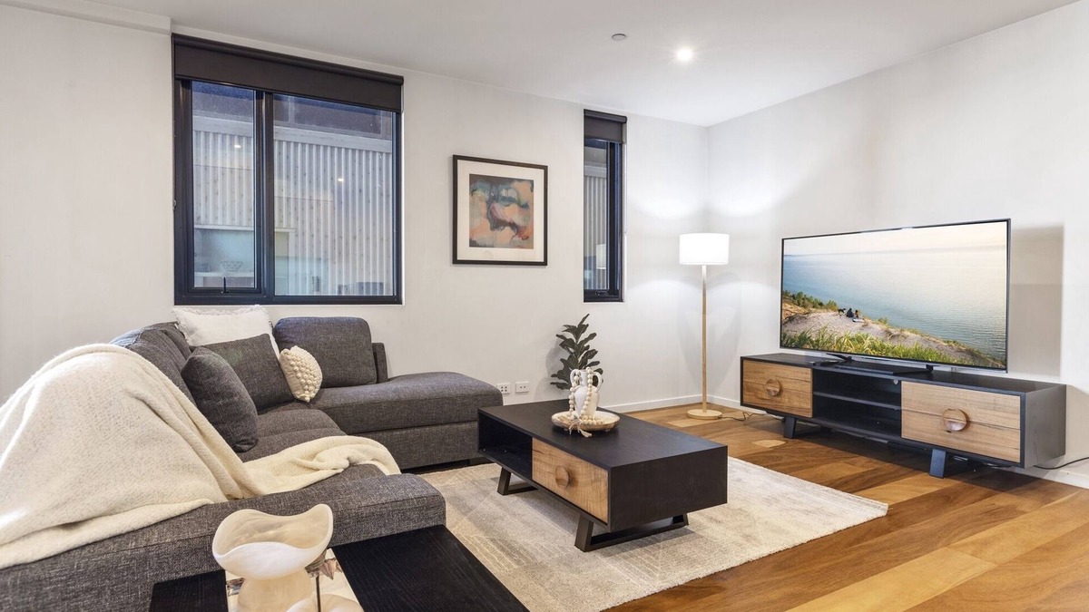 Geelong Apartment | Oceanfront 2-Bed With Balcony & Study Nook
