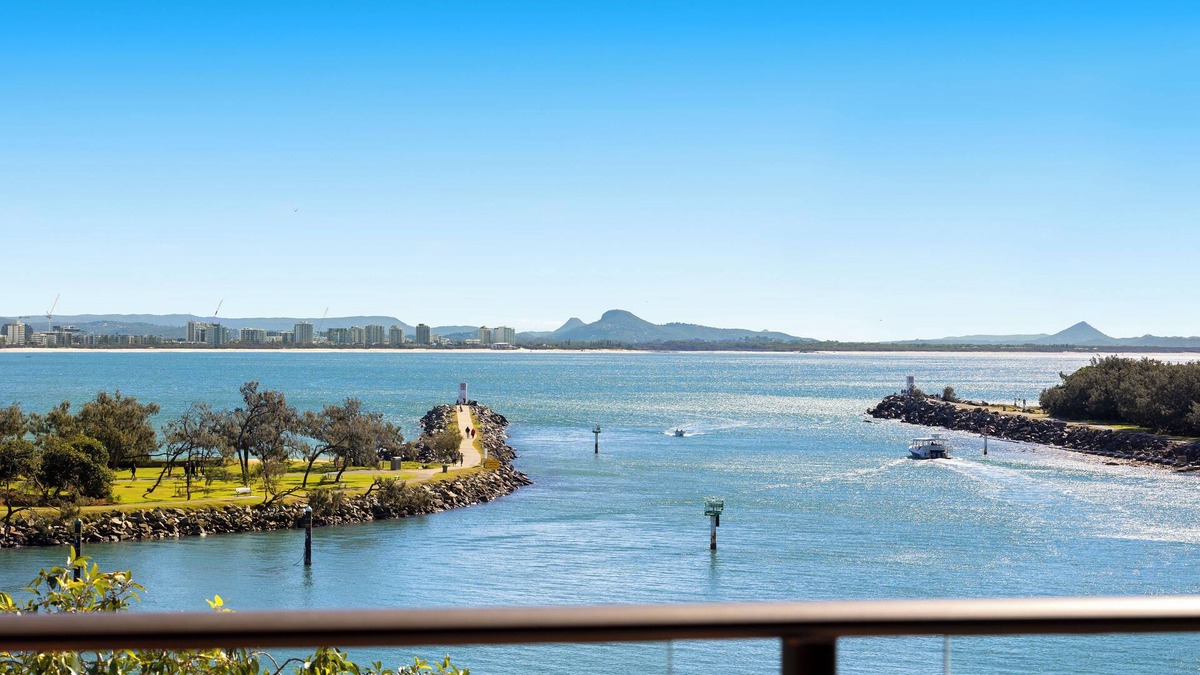Buddina Apartment | Oceanfront 2-Bedroom Coastal apartment