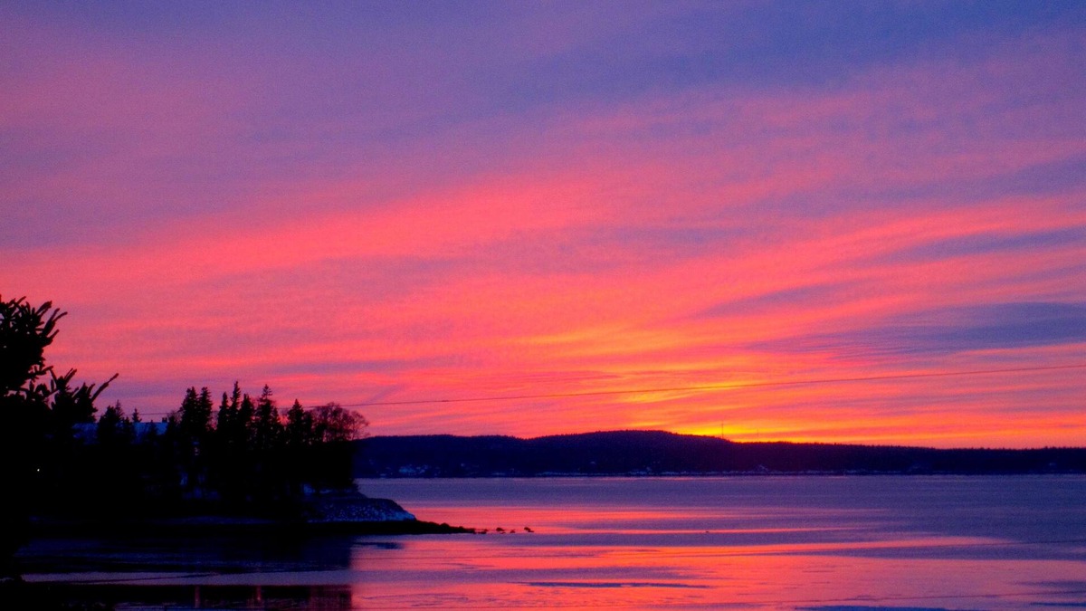 Hacketts Cove Cottage | Oceanfront 3 Bedroom Cottage 5 Minutes from Peggy's Cove.