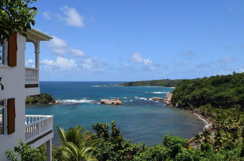 Calibishie Villa | Oceanfront 3-bedroom villa with spectacular view!
