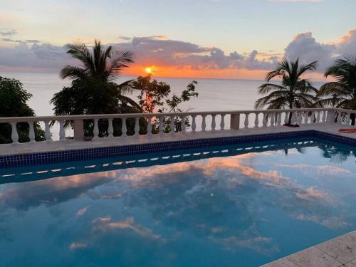 Olveston Villa | Oceanfront 3 bedrooms, 4beds, AC, WiFi, luxury villa