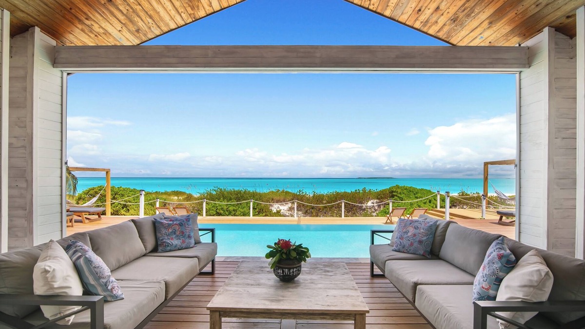 Jimmy Hill House | Oceanfront 5BR Luxury Villa with Heated Infinity Pool Hammocks and Ocean Bar