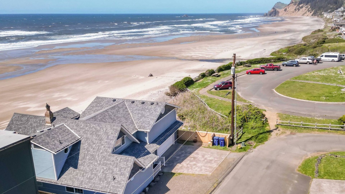 Roads End House | Oceanfront Beauty in Roads End with 5 Bedrooms, Hot Tub, Large Deck, Game Room,