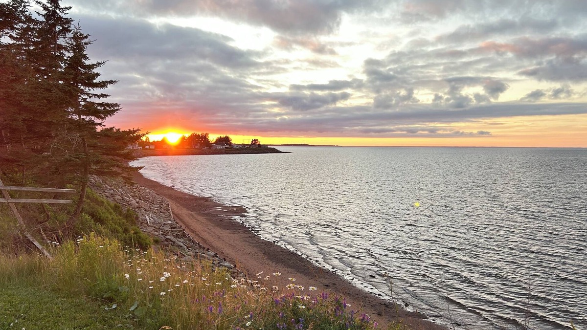 Port Howe Cottage | Oceanfront Bliss in Port Howe – Beach at Your Doorstep