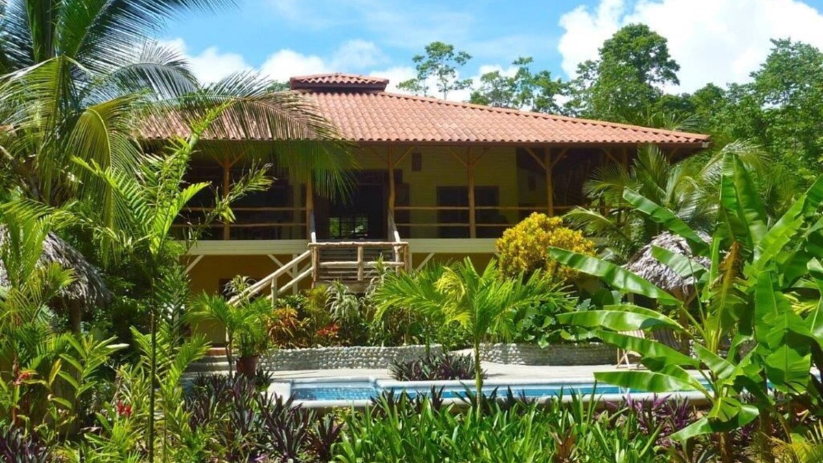 Bocas del Toro Bed & Breakfast | Oceanfront Bluff Beach Retreat - Spectacular 65 Ft Swimming Pool