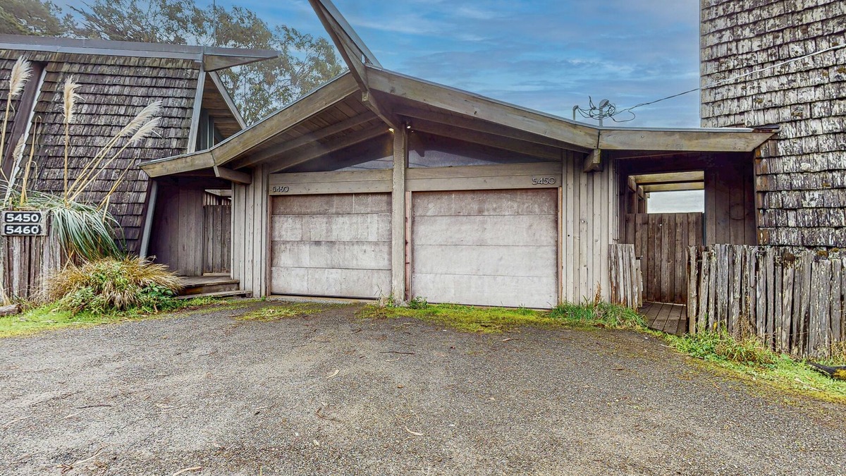 Elk House | Oceanfront Blufftop Home with Incredible Deck & Water Views - Close to Beaches