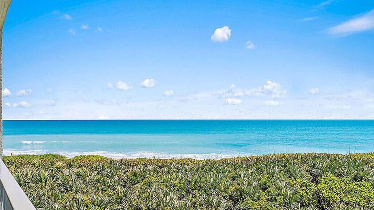 Vero Beach Condo | ✨Oceanfront🌊 Breathtaking View🏖️ Central Location📍 Pool🏊♂️ Modern Elegance✨