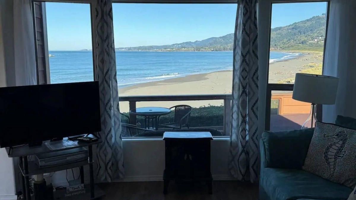 Smith River Cabin | Oceanfront Cabin 4 with Private Jacuzzi & Stunning Views
