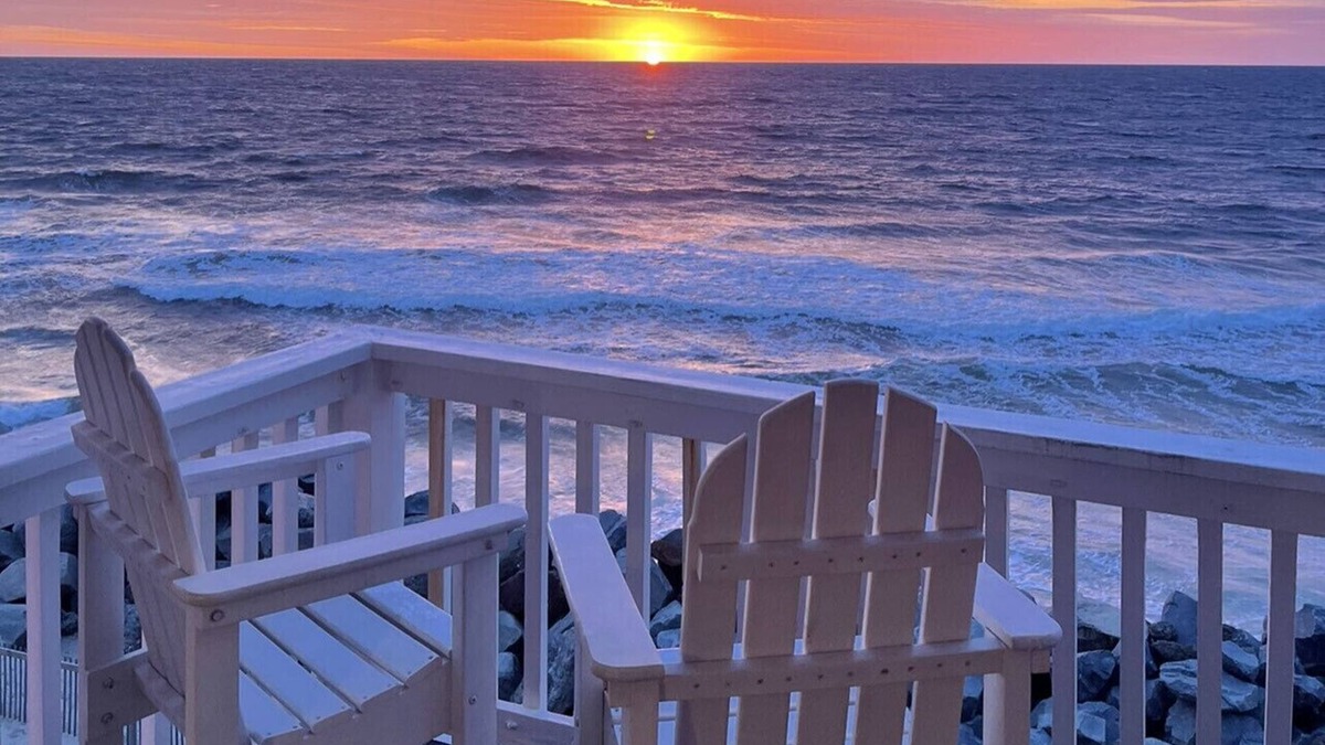 North Carolina Coast Condo | Oceanfront Carolina Beach condo, panoramic views and pool! Top floor sunrises!
