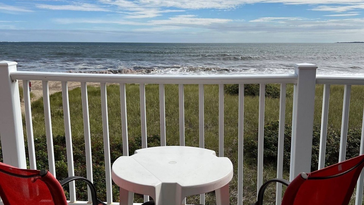 Ocean Park Condo | Oceanfront Condo – Walk to Pier & beach out your front door!