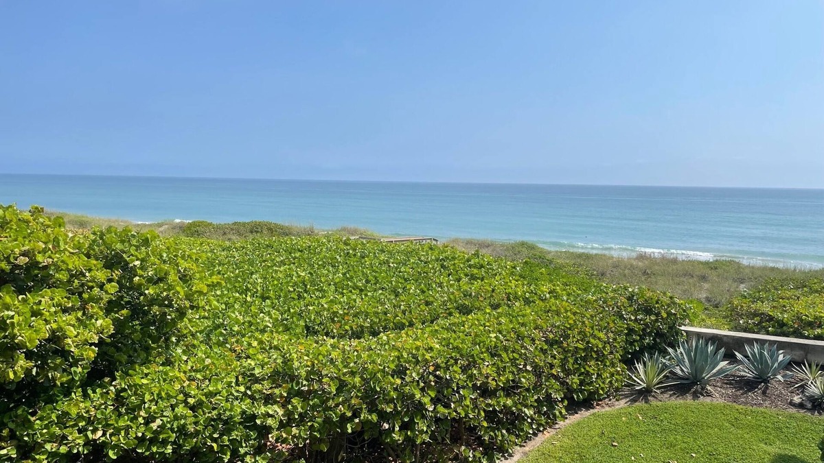 Stuart Condo | Oceanfront Condo on Hutchinson Island w/Pool