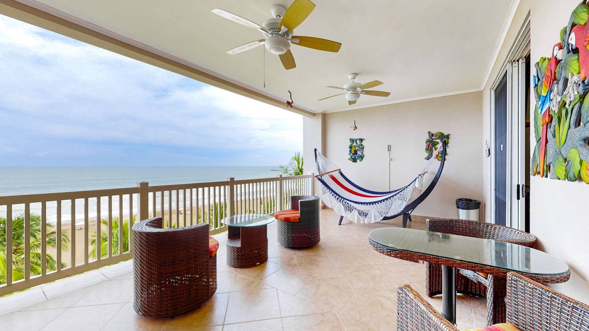 Barrio Los Villalobos Apartment | Oceanfront Condo with Beach & Pool Access - Amazing Ocean Views