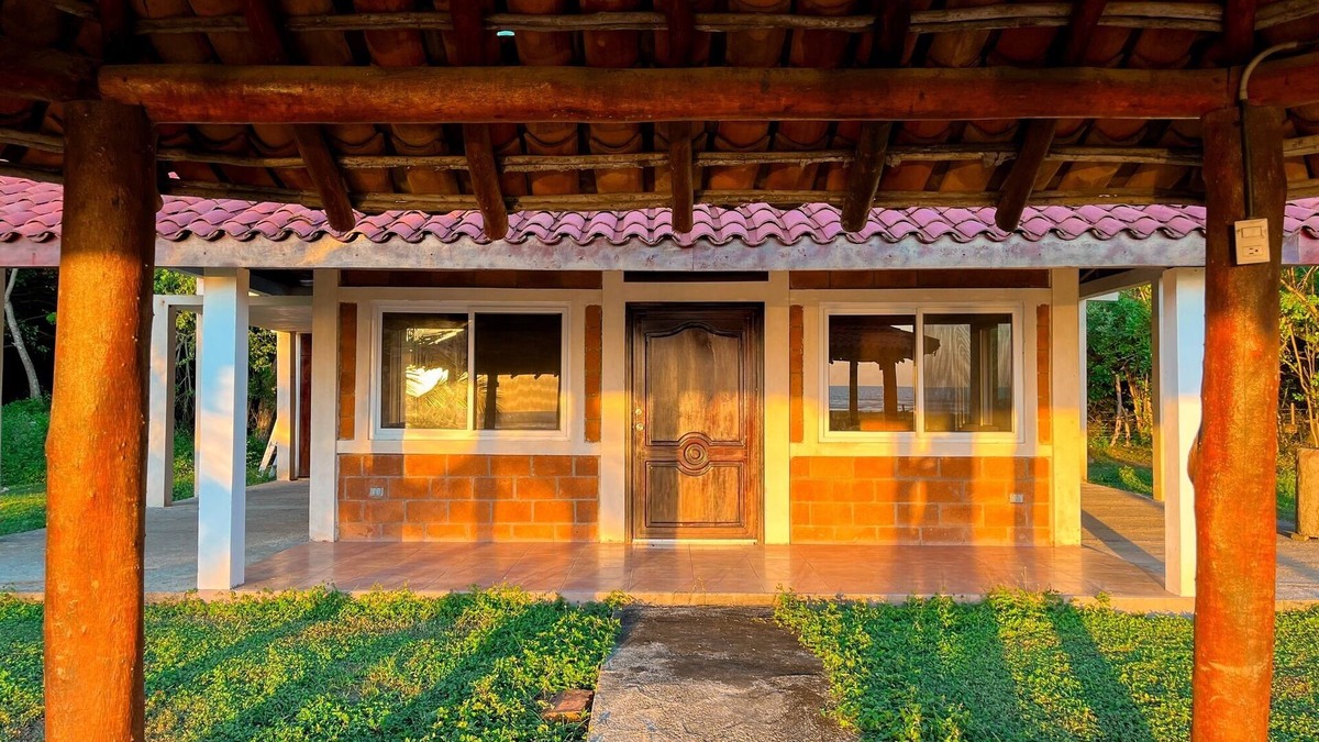 Mechapa Cottage | Oceanfront cottage in Mechapa with AC - Surfer's Paradise or Beach Bum's Heaven!