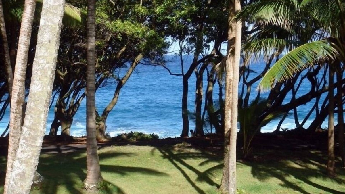 Opihikao Cottage | Oceanfront Cottage in Scenic 'Old Hawaii' - the Original Rainbow Dreams Cottage