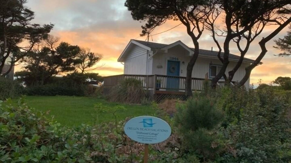 Seal Rock House | Oceanfront Cottage with Deck and Ocean Views, Dogs Ok, Perfect Couples Retreat