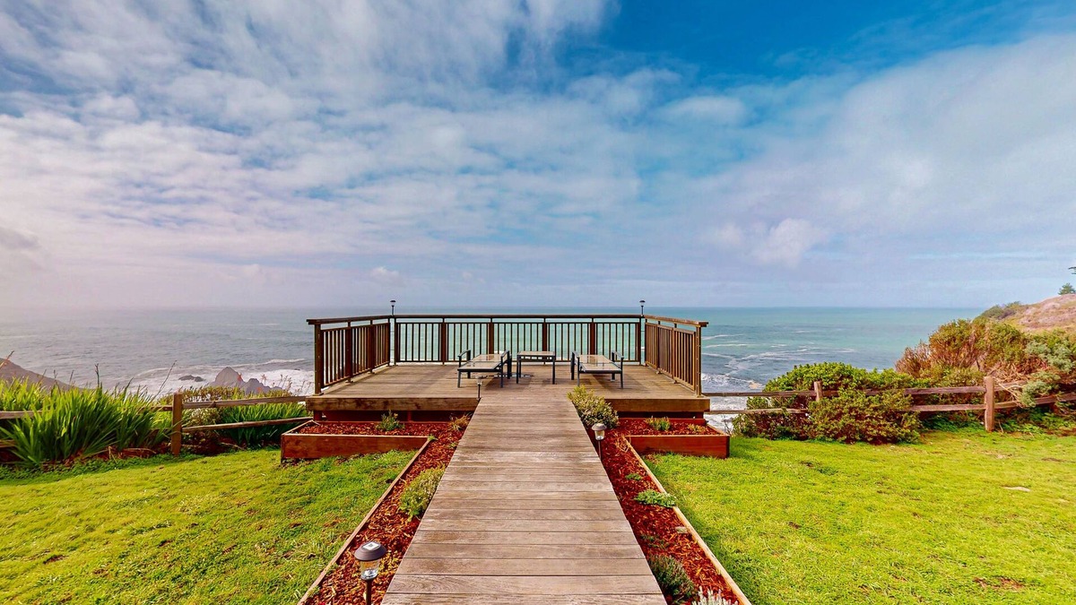 Philo Cottage | Oceanfront cottage with deck, stunning 180-degree views & 7.5 acres
