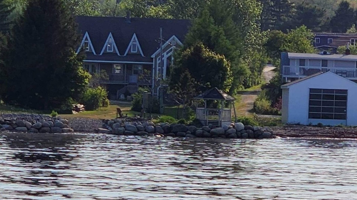 Western Shore Cottage | Oceanfront cozy comfortable cottage!