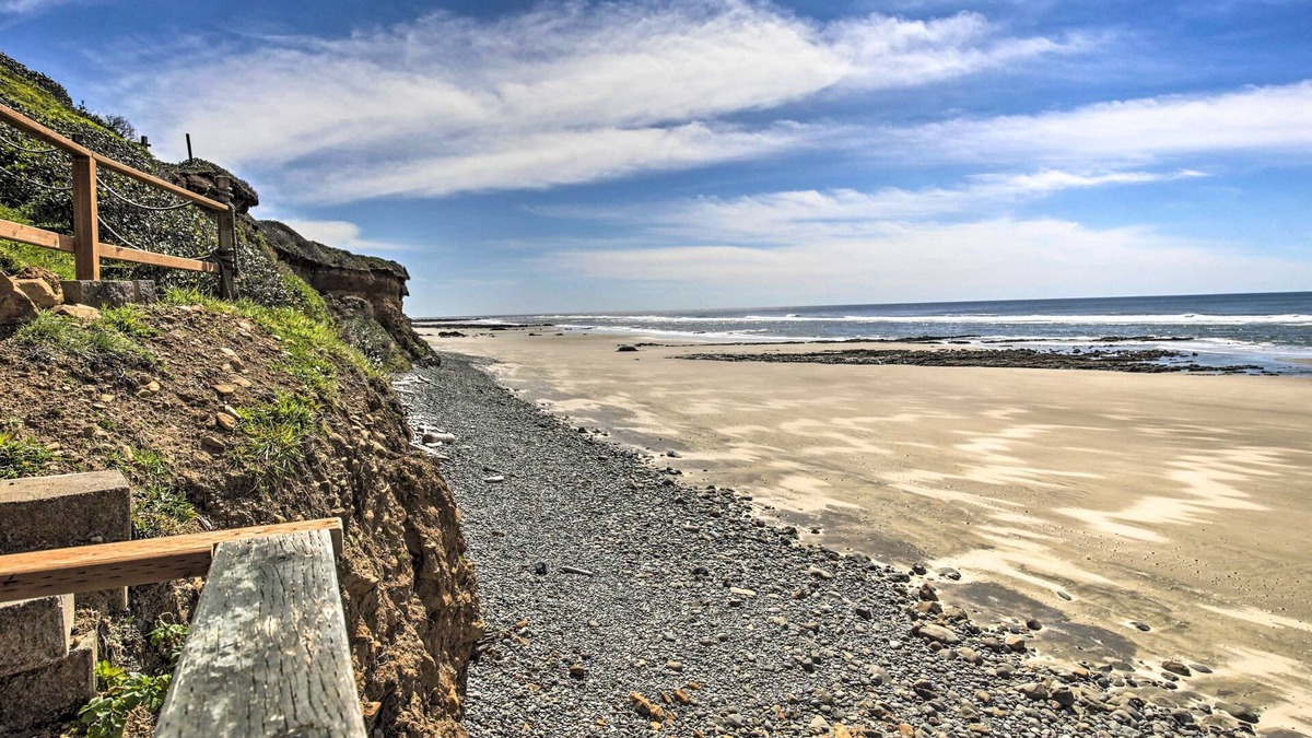 Yachats Cottage | Oceanfront, dog-friendly cottage with amazing view, porch & beach access