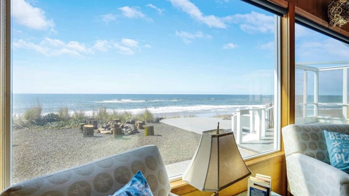 Gleneden Beach House | Oceanfront + Dogs + Hot Tub = Idyllic Beach House!