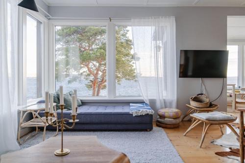 Stavsnas House | Oceanfront Escape with Sauna & Jacuzzi