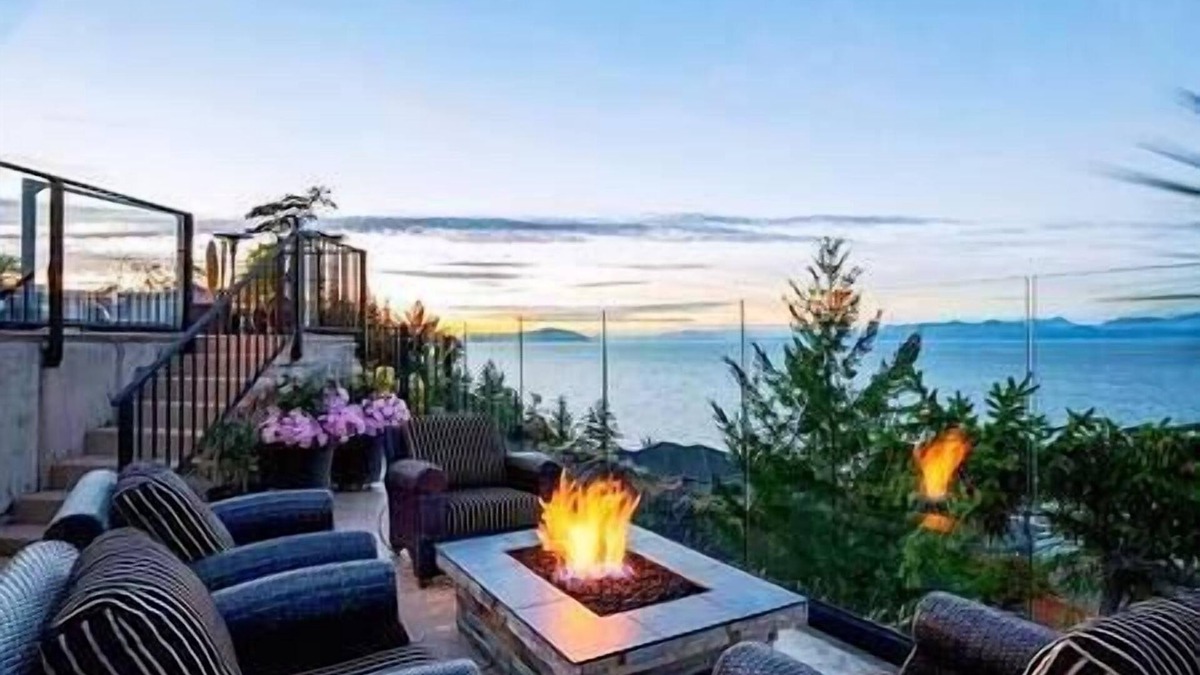 Regional District of Nanaimo Villa | Oceanfront Gated Villa with pool & Hot tub in Nanaimo