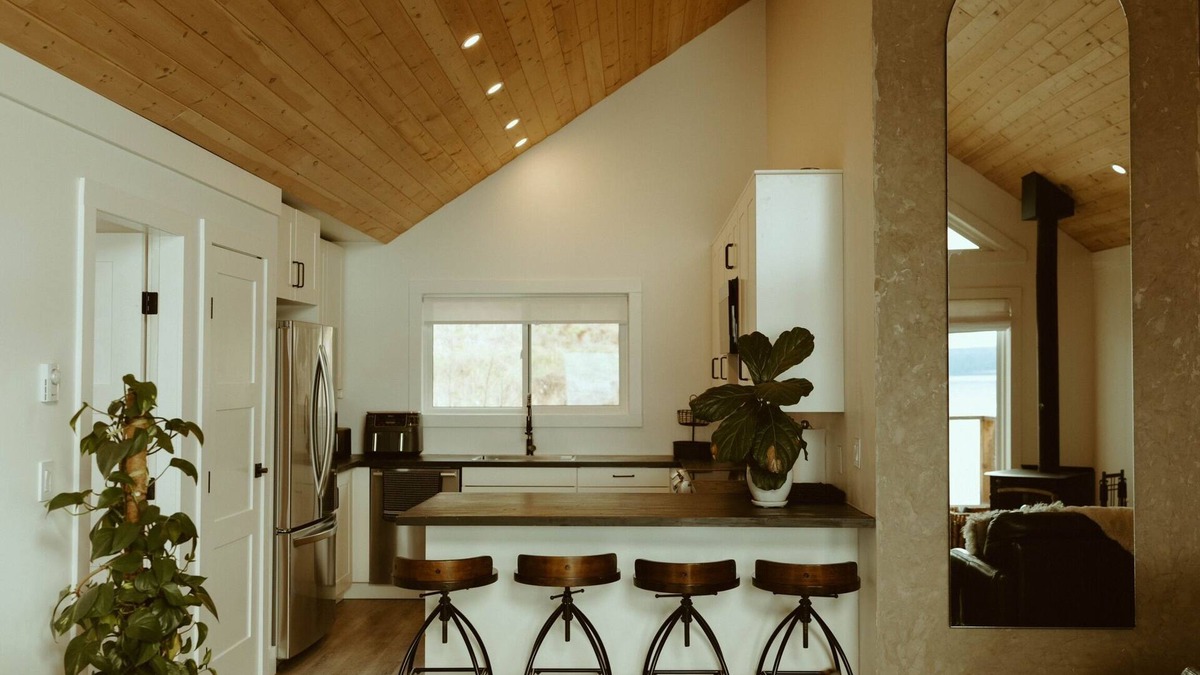 Powell River House | Oceanfront Getaway: Storms, Sauna (add on), Fireplace & Hot Tub (Pet Friendly)