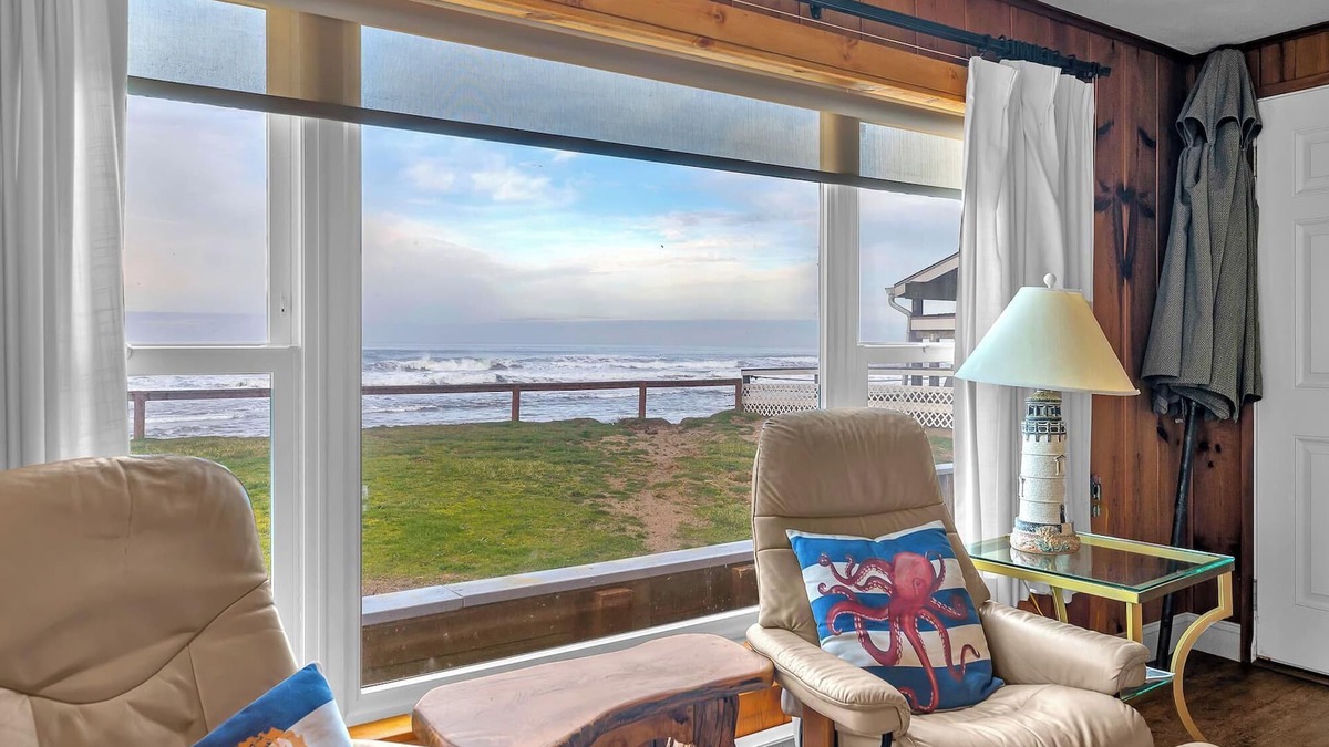 Nelscott House | Oceanfront home, beach view with direct beach access in the hear of Lincoln City