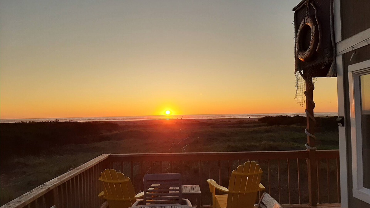Grayland House | OCEANFRONT Home - Beach Path - Fantastic Views - Large Deck - Fire Pit - Dogs OK