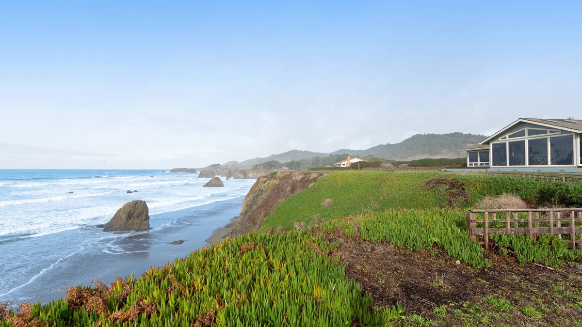 Fort Bragg House | Oceanfront Home on the Bluffs w/Hot Tub, Sunroom & Private Beach Access
