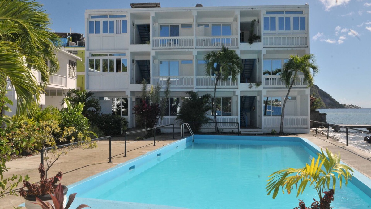 Castle Comfort Hotel | Oceanfront Hotel Room with Pool