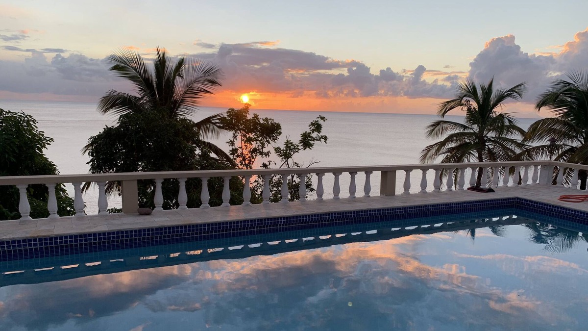 Olveston Villa | Oceanfront luxury - 4 beds, AC, 3 bedrooms, king bed, WiFi, gated