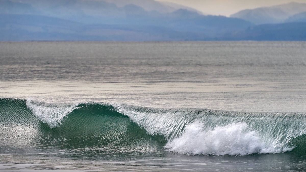 Sooke House | OCEANFRONT - Modern. In Sooke core & close to amenities. Hottub.